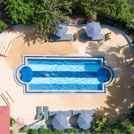 Barefoot Backpacker Resort Сіємреап Екстер'єр фото