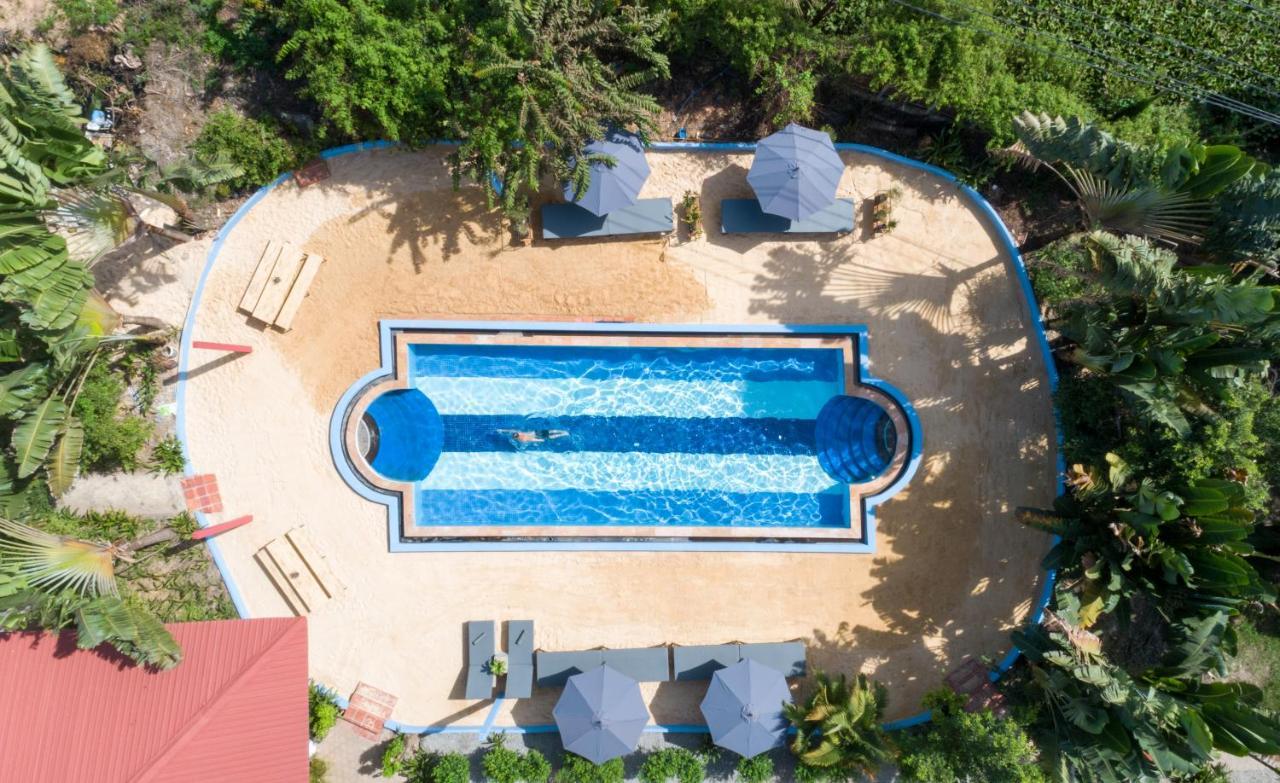 Barefoot Backpacker Resort Сіємреап Екстер'єр фото